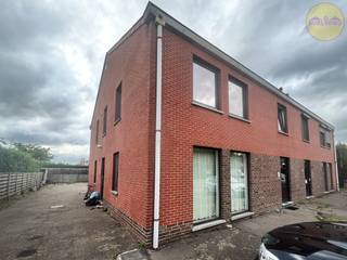 <br />Comfortabel appartement op de eerste verdieping, centraal gelegen aan de Beringsesteenweg 54 bus 4 in Heppen (Leopoldsburg).<br /><br />Dit appartement biedt een praktische indeling en een gunstige ligging. Met een bewoonbare oppervlakte van 89 m² vind je hier alles wat je nodig hebt voor comfortabel wonen.<br /><br />De woonkamer, opgedeeld in een eet- en zithoek, vormt een gezellige leefruimte. Aansluitend is er een compacte ingerichte keuken met koelkast, oven en elektrisch fornuis. Verder zijn er twee slaapkamers en een badkamer die volledig betegeld is en recent een nieuwe vloer kreeg. De badkamer beschikt over een douche, toilet, lavabo met kast en een aansluiting voor een wasmachine.<br /><br />Het appartement werd voorzien van enkele belangrijke vernieuwingen: PVC-ramen met dubbele beglazing (2019) en een condenserende gasketel (2014). Het resultaat is een energiezuinig geheel met een gunstig EPC-label B (198 kWh/m²).<br /><br /><strong>Extra pluspunten</strong>
<ul>
<li>Aparte inkom met trap (gedeeld met slechts één ander appartement)</li>
<li>Parlofoon</li>
<li>Garage (inbegrepen in de prijs)</li>
<li>Energiezuinig, geen renovatieverplichting</li>
</ul>
<br />Heeft u interesse in dit appartement? Neem dan snel contact op met ons via 014 84 83 69 of via info@sublimmo.be!<br /><br />