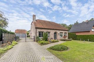 <strong>IDEALIS VASTGOED – INSTAPKLARE EENGEZINSWONING MET 4 SLAAPKAMERS EN EEN BEWOONBARE OPPERVLAKTE VAN +- 195M² OP EEN PERCEEL VAN +- 9A 20CA IN KLEINE-BROGEL (PEER). <strong>De woning is gelegen vlak bij de dorpskern van het gezellige kleine-Brogel en op enkele minuten verwijderd van de centra van Peer, Kaulille, Bocholt en Pelt. Ideaal voor zij die op zoek zijn naar een ruime instapklare woning met 4 slaapkamers!!</strong></strong><br /><br /><strong>LIGGING: </strong><br />Deze woning is gelegen langs de Lillerbaan, dichtbij het centrum van Kleine-Brogel (Peer) en omgeven door het groen doch ook centraal gelegen t.o.v. omliggende gemeenten zoals Pelt en Bocholt. Faciliteiten zoals scholen, horeca, grootwarenhuizen, skipiste Snowvalley, voetbalpleinen ,I-fitness, skatepark , … zijn makkelijk bereikbaar.<br /><br /><strong>INDELING:<br />GELIJKVLOERSE VERDIEPING: </strong><br />- inkomhal met trap naar overloop - lichtrijke woonkamer voorzien van houtkachel met aangrenzend keuken met keukeneiland voorzien van alle comfort en ruim voldoende opbergruimte - slaapkamer gelijkvloerse verdieping - badkamer voorzien van douche en dubbele wastafel - apart toilet - berging - achterinkom - wasplaats - kantoorruimte -<br /><br /><strong>EERSTE VERDIEPING:</strong><br />- overloop - slaapkamer met inloopkast - slaapkamer 3 - slaapkamer 4 - zolderkamer -<br /><br /><strong>GARAGE:</strong><br />- dubbele garage met achterliggende carport -<br /><br /><strong>TUIN:</strong><br />- mooi aangelegde en goed onderhouden tuin met overdekt terras -<br /><br /><strong>EXTRA TROEVEN:</strong><br />- Goed onderhouden instapklare ééngezinswoning<br />- Bouwjaar 1988<br />- +- 195 m² bewoonbare oppervlakte<br />- Ruim perceel van +- 9a 20ca<br />- 4 slaapkamers<br />- Gunstig EPC label C 249 kWh/m² jaar<br />- Verwarming op stookolie<br />- Momenteel verhuurd aan €1.200<br />- Huur kan opgezegd worden voor eigen gebruik met een opzegtermijn van 6 maanden<br /><br /><strong>EPC: Label C 249 kWh/(m²jaar) kWh met certificaatnummer:</strong> <strong>20240430-0003233388-RES-1<br /><br /><strong>Stedenbouwkundige Inlichtingen:</strong></strong><br />– Bouwvergunning – Woongebied met landelijk karakter – Geen dagvaarding – Geen voorkooprecht – Geen verkavelingsvergunning –<br /><br /><strong>O-peil: </strong>niet overstromingsgevoelig<br />P-score: A<br />G-score: A<br /><br /><strong>Asbestattest: 20260923-000165.000</strong><br /><br /><strong>Benieuwd naar deze woning? Ons IDEALIS Team geeft U met plezier en steeds vrijblijvend de nodige informatie via e-mail , ter plaatse of op ons kantoor te Pelt.<br />Wenst U advies omtrent uw eigen woning? Graag plannen wij vrijblijvend met U een afspraak in om onze expertise met U te delen, steeds tot Uw dienst!!<br />Neem contact op met IDEALIS VASTGOED op 011/515 565 of mail naar info@idealisvastgoed.be!</strong><br />