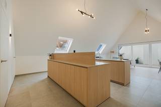 <ul>
<li>Project in afwerkingsfase - bezoek ter plaatse mogelijk </li>
<li>9 appartementen</li>
<li>1, 2 of 3 slaapkamers</li>
<li>Groen woonerf</li>
<li>Privacy</li>
<li>Goede mobiliteit</li>
<li>E-peil 35</li>
</ul>
<br />OMGEVING<br />Aan de rand van centrum Veurne ontwikkelt Potrell het nieuwbouwproject Zuydpoort, een mix van appartementen en woningen. Het gezellige stadsleven, bakker, slager, supermarkt … zijn allen op wandelafstand. Dit project ligt ook vlakbij het water en op een boogscheut van de haven. Zo kan je in alle rust genieten met alles binnen handbereik. Veurne is een stad die heel vlot bereikbaar is door een ruim aanbod aan bus- en treinverbindingen en de nabijheid van de E40, N8, N35 en N39 en bevindt zich op amper 5km van onze kustlijn.<br /><br />INDELING<br />Residentie Zuydpoort telt 9 appartementen met oppervlaktes tussen 72m² en 135m². De moderne appartementen bestaan uit een inkomhal, een apart toilet, een lichtrijke leefruimte met zithoek, eetruimte, open keuken, een berging, 1,2 of 3 slaapkamers en een badkamer met dubbele wastafel, bad en/of douche. Vervolgens beschikt ieder appartement over ruim terras.<br />De appartementen en woningen worden gebouwd rondom een groen en aangenaam woonerf waar je in alle privacy kan genieten. Er is ook een uitgang voorzien naar het Rozebrugpad langs het water. Er is keuze tussen ondergrondse parkeerplaatsen, garageboxen alsook bovengrondse staanplaatsen. Op de site is een gemeenschappelijke fietsenberging en een aantal fietsstalplaatsen voorzien.<br /><br />E-PEIL 35<br />Deze leuke, energiezuinige appartementen met zonnepanelen hebben allen maximum E-peil 35 en worden instap klaar afgewerkt.