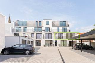 <span><span>In de kern van de gemeente Handzame (deelgemeente van Kortemark) stellen wij <strong>"Residentie 't Plein"</strong> aan u voor. Bij een eerste aanblik valt onmiddellijk de aandacht voor de architecturale finesse op. Er is geopteerd voor een hedendaagse, tijdloze architectuur met een strak lijnenspel. Zo heerst er een perfect evenwicht tussen de horizontale lijnen en de accenten die eerder verticaal gedetailleerd zijn. Om het karakter van het gebouw te accentueren is geopteerd om de toegang tot alle appartementen via de achterliggende patio-parking te voorzien. Uw auto dichtbij, een drempelloze toegang én een lift ter uwer beschikking maken dit verhaal af. <br /><br />De residentie bestaat uit <strong>13 appartementen, 6 carports, 5 parkeerplaatsen en 4 ruime garageboxen.</strong> Kenmerkend is de <strong>hoge afwerkingsgraad</strong> en<strong> praktische indeling</strong>. Alle appartementen zijn doorlopend, vooraan een terras die uitkijkt over het Handzameplein en achteraan een terras volledig zuidgericht. Door gebruik te maken van plafondhoge ramen bekomen we in ieder appartement een oase van licht. Niet alleen esthetisch is deze realisatie een unicum, ook werd de nodige aandacht gegeven aan de duurzaamheid van de materialen en energiezuinigheid. <br /><br />Deze appartementen positioneren zich <strong>erg scherp in prijs</strong> (bouwfase nog van voor de algemene prijsstijgingen in bouwsector), waardoor dit op heden toch wel een opmerkelijk gegeven blijkt in huidige marktomstandigheden, hierdoor is dit aanbod ook uitermate geschikt als investering.<br /><br /><strong>Het alhier belichte appartement beschikt over het grootste aandeel terrassen, in totaal ongeveer 63m² (een super ruim terras aan het woongedeelte en een terras aan slaapkamergedeelte). Tevens werd dit appartement afgewerkt met een hogere standaard voor keuken (composiet werkblad + achterwand). </strong><br /><br /><u><strong>Enkele troeven op een rij:</strong></u></span></span>
<ul>
<li><span><span>Unieke architectuur;</span></span></li>
<li><span><span>Energiezuinig; </span></span></li>
<li><span><span>Kleinschalige residentie;</span></span></li>
<li><span><span>Centrum ligging doch erg rustig;</span></span></li>
<li><span><span>Ruime terrassen (voor en achter); </span></span></li>
<li><span><span>Erg kwalitatief uigeruste keukens; </span></span></li>
<li><span><span>Openbaar vervoer op wandelafstand;</span></span></li>
<li><span><span>Scherpe prijs/kwaliteit verhouding;</span></span></li>
<li><span><span>...</span></span></li>
</ul>
<span><span> <strong>Heeft u interesse in één van deze appartementen? Aarzel dan niet en neem contact op met ons kantoor voor meer info of een bezoek ter plaatse. </strong></span><br /><span>APP 2.3 is momenteel verhuurd en kan dus tevens gemakkelijk als<strong> opbrengsteigendom</strong> aangekocht worden (incl. lopend huurcontract). Informeer u bij ons, indien hierover meer info gewenst.</span></span>
