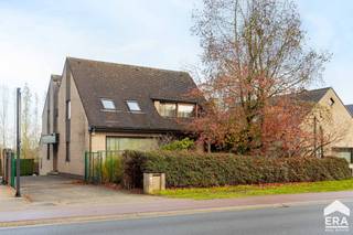 <p><strong>Ben je op zoek naar een uitzonderlijk grote woning met 5 slaapkamers, wellness, dubbele garage én tuin op een centrale ligging? Gevonden!</strong><br />Deze indrukwekkende eigendom van maar liefst 476 m² bewoonbare oppervlakte, verdeeld over vijf verdiepingen, ligt vlak bij invalswegen, openbaar vervoer en scholen, waardoor je vlot overal geraakt. De tuin is aangelegd door een architect en blijft het hele jaar door groen, wat zorgt voor een heerlijk gevoel van privacy en rust. Met een gunstig EPC-label B, kwalitatieve materialen zoals parket en marmer én een volledig onderkelderde benedenverdieping van 140m², zit je hier stevig en duurzaam.</p>

<p>Via de inkomhal met apart toilet stap je binnen in de gigantische leefruimte met eet-en zitkamer die moeiteloos overgaat in de keuken met ontbijthoek. Deze is afgewerkt met een marmeren werkblad en uitgerust met inductiekookplaat, oven, dubbele spoelbak en vaatwasser. Zowel vooraan als achteraan geniet je van een terras. Op het gelijkvloers bevinden zich verder nog een slaapkamer/bureau van 11 m², een berging en een praktische wasplaats. Op de bovenverdieping geeft de ruime nachthal uit op drie volwaardige slaapkamers van 29, 18 en 11 m², waarvan één met aangrenzend terras. De badkamer met ligbad, douche en dubbele wastafel biedt toegang tot een dressing van 12 m² die ook als ensuite slaapkamer kan dienen. Tussen de verdiepingen is er nog een extra ruimte, ideaal voor extra opbergruimte, speelkamer of bureau.<br />De kelder is misschien wel het grootste troefstuk: een wellnessruimte met sauna, douche, apart toilet en een ingebouwd zwembad dat opnieuw in gebruik kan worden genomen.<br />Achteraan vind je ruimte om meerdere voertuigen te stallen of extra tuin te creëren, een dubbele garage van 31m² met automatische en extra hoge poorten (geschikt voor een Sprinter), en een overdekt terras met bar en bijkomende bergruimtes.</p>

<p>Wil je deze unieke woning zelf ontdekken? Contacteer ons snel voor een bezoek!</p>