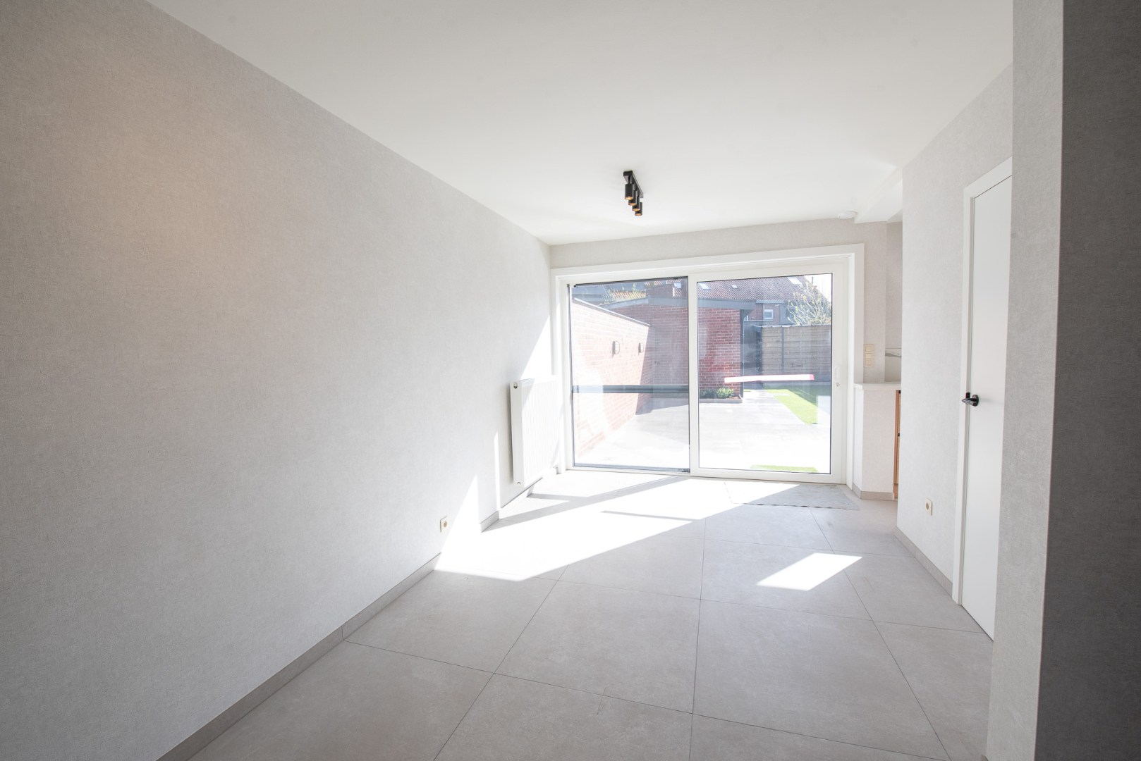 Charmante en gerenoveerde woning te Deinze! - foto 3