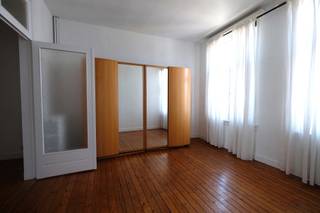 Dit prachtig appartement is gelegen op een centrale locatie, in de nabijheid van openbaar vervoer, winkels en gezellige horeca.Op de vierde...