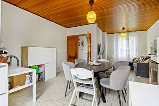 <p>Deze woning aan de Tuinwijk in Rumst biedt een combinatie van comfort & gezelligheid, gelegen nabij het centrum van Rumst. Verschillende winkels, scholen en de bushaltes bevinden zich op wandelafstand. De oprit van de E19 Antwerpen-Brussel ligt op slechts 4 min. rijden. De indeling omvat op het GELIJKVLOERS een inkomhal, een woonkamer in L-vorm, een ingerichte keuken, een moderne & nieuw ingerichte badkamer en een tuinberging met aansluiting voor wasmachine. Op het 1e VERDIEP zijn een nachthal en 2 slaapkamers aanwezig. De woning is verder uitgerust met een kelder met thuisbatterij en een zolder, die mits plaatsing van een trap ingericht kan worden als 3e slaapkamer. Er is parkeergelegenheid onder de carport en op de oprit, geschikt voor de stalling van 2 voertuigen.<br />Troef van dit eigendom is de mooie en brede ZUID-gerichte achtertuin met zij-uitweg en een terras met zonnetent. <br /><br />Dit huis kent een EPC score D (geen renovatieplicht) en de keuring van de elektriciteit is volledig conform. Zonnepanelen zijn voorzien en het dak werd vernieuwd en geïsoleerd. Gelegen op een rustige & aangename plek, kunt u genieten van de nabijheid van voorzieningen en natuur, waardoor dit de balans creëert tussen rust en een bereikbaar leven. Contacteer ons via 03 459 99 99 of info@leximmo.be voor een bezichtiging ter plaatse! </p>