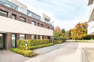 Certaines adresses ont quelque chose de différent. Ici, la lumière circule librement, filtrée par une élégante paroi vitrée reliant le hall et...