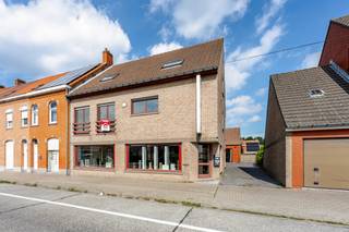 <p>Halfopen handelspand met woonst aan de stadsrand van Harelbeke, vlot bereikbaar via belangrijke invalswegen.</p>

<p>Dit veelzijdige handelspand met woonst combineert commerciële mogelijkheden met comfortabel wonen op een praktische locatie in Harelbeke. Dankzij de ligging nabij openbaar vervoer en belangrijke verbindingswegen geniet u van een uitstekende bereikbaarheid voor klanten, bezoekers en bewoners. De eigendom werd gebouwd in 1992 en beschikt over een functionele indeling met onder meer een handelsruimte, atelier en een ruime woonfunctie met drie slaapkamers. Het EPC-label C biedt bovendien een degelijke energetische basis. Ideaal voor wie wonen en werken wil combineren op één adres.</p>

<p>Belangrijkste ruimtes:<br />• Handelsruimte geschikt voor commerciële activiteiten of praktijkruimte<br />• Atelier geschikt voor hobby, stockage of werkruimte<br />• Appartement afzonderlijk verhuurbaar 3 slaapkamers  ( 950 euro per maand )<br />• Parkeerplaatsen op en rondom de eigendom</p>

<p> </p>

<p>Troeven:<br />• Combinatie van handelspand en woonst<br />• Aparte inkomdeuren handelspand en woonst<br />• Goede bereikbaarheid nabij openbaar vervoer en invalswegen<br />• Uitweg achteraan</p>

<p> </p>

<p>Neem vandaag nog contact op met je ERA-makelaar voor een bezoek.</p>

<p>JOUW DROOMHANDELSPAND. ZO GEVONDEN!</p>