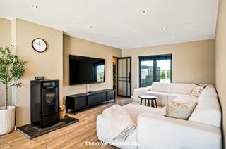 <p><span>Perfect instapklare, landelijk gelegen gezinswoning op een ware A-locatie te Onze-Lieve-Vrouw-Waver.</span></p><p><span> </span></p><p><span>Deze verrassend ruime woning is gelegen op een knap perceel van 3945 m² met prachtig vergezicht op omliggend groen en weilanden. Deze knappe woning werd afgelopen jaren volledig gemoderniseerd en geoptimaliseerd en is voorzien van alle moderne comfort. Energiezuinigheid is eveneens een troef, o.a. dankzij airco en zonnepanelen. Een aangename woonkamer met aansluitend leefkeuken bieden een ideale thuis om mensen te ontvangen. De woning is vlot toegankelijk met heden alle woonruimtes, inclusief 1 slaapkamer en badkamer op het gelijkvloers. De nachthal op de verdieping geeft toegang tot 4 slaapkamers en een badkamer. Voldoende stockageruimte is gegarandeerd dankzij verscheidene bergruimtes en een bergzolder. Het bijgebouw werd tevens gemoderniseerd en is ingericht als polyvalente ruimte met kitchenette en toilet, ideaal voor bv. thuiswerk of hobby. En indien u niet binnen wenst te vertoeven, kan u van de perfect west georiënteerde tuin genieten vooraan de woning, of van de aangename zuidoost georiënteerde tuin achteraan met serre en met prachtig zicht op omliggende weilanden.</span></p><p><span> </span></p><p><span>Absoluut rustig wonen, doch met vlotte bereikbaarheid via belangrijke invalswegen (o.a. R6 - E19). Centraal gelegen tussen Brussel en Antwerpen, Mechelen - Leuven.</span></p><p><span>Kom de troeven ter plaatse ontdekken en maak een afspraak.</span></p><p><span>Beschikbaarheid overeen te komen.</span></p><p><span> </span></p>