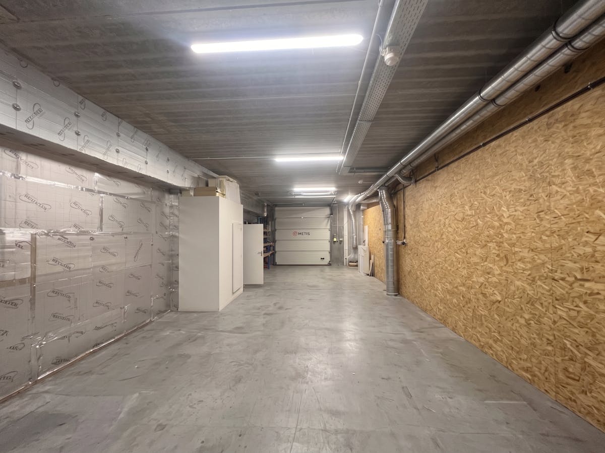 Warehouse with office for rent in Lendelede - photo 4