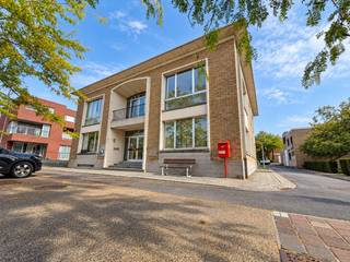 Sommige gebouwen hebben iets. Een uitstraling, een zekere ziel, een karakter dat je niet zomaar opnieuw kunt bouwen. Het voormalig gemeentehuis van Aalbeke is zo’n gebouw.<br /><br />De firma DTA Projects uit Marke, met een hart voor degelijk vakmanschap, interieur en afwerking, kocht het gebouw omdat ze meteen tal van mogelijkheden zagen. “Toen dit gebouw op ons pad kwam, zagen we meteen het potentieel van dit pand,” vertelt Jurgen van DTA Projects. Vandaag staat DTA Projects klaar om dit verhaal door te geven aan een nieuwe eigenaar.<br /><br />Midden in de dorpskern van Aalbeke staat dit solide gebouw met een bewoonbare oppervlakte van 529 m² op een perceel van 1.422 m². Een uitzonderlijk ruime basis voor wie op zoek is naar een professionele locatie met uitstraling. Een groepspraktijk voor artsen of kinesisten, een dierenartsenpraktijk, een advocaten- of accountantskantoor, een IT-bedrijf… de mogelijkheden zijn bijzonder ruim.<br /><br />Ook praktisch heeft het pand heel wat te bieden. Voor de deur ligt een verzorgde, gratis publieke parking. Achter het gebouw bevindt zich bovendien een ruime privatieve parking voor een twaalftal wagens.<br /><br />Wie verder kijkt dan vandaag, ziet nog meer potentieel. Een optopping behoort tot de mogelijkheden, ook een combinatie van wonen en werken is mogelijk, net als een kangoeroewoning. Er zijn dus verschillende pistes om het gebouw een nieuwe toekomst te geven, steeds met respect voor wat het vandaag bijzonder maakt: zijn karakter, uitstraling en geschiedenis.<br /><br />We verkopen het gebouw bewust in zijn huidige staat. Niet omdat het verhaal stopt, maar omdat het verhaal nu pas kan beginnen. DTA Projects kan de renovatie en afwerking mee begeleiden. Een concreet renovatievoorstel is beschikbaar, maar er is bewust geen standaardoplossing. Een tandartsenpraktijk vraagt nu eenmaal iets anders dan een advocatenkantoor. Daarom krijgt de nieuwe eigenaar de vrijheid om zelf te bepalen hoe het gebouw moet functioneren en aanvoelen.<br /><br />Kortom: een gebouw met een verleden, een stevige basis voor de toekomst en vooral de ruimte om uw eigen project te realiseren.<br />Interesse? Bel of mail Jasper: 0479/27 71 92 - Jasper@immopottelberg.be