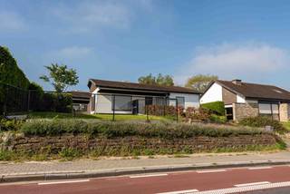 Deze gelijkvloerse woning bevindt zich op een boogscheut van het centrum van St.-Lodewijk en biedt een <span><strong>ideale combinatie van comfort, licht en uitbreidingsmogelijkheden</strong></span>.<br />Bij het betreden van de woning komt u binnen in de <span><strong>inkomhal met een apart toilet</strong></span>.<br />De <span><strong>lichtrijke leefruimte</strong></span> vormt het hart van de woning en is uitgerust met een <span><strong>gezellige pelletkachel,</strong></span> perfect voor warme en sfeervolle avonden.<br />Aansluitend bevindt zich de <span><strong>keuken</strong></span>, die uitkijkt op de tuin en een directe verbinding heeft met de woonkamer.<br />De woning beschikt over <span><strong>2 volwaardige slaapkamers</strong></span> en een <span><strong>vernieuwde badkamer met inloopdouche en lavabo.</strong></span><br />Aan de zijkant van de woning bevindt zich een <span><strong>kleine gezellige veranda met veel lichtinval</strong></span>, ideaal als zithoek of ontspanningsruimte.<br />Via de oprit rechts van de woning bereikt u de achterliggende <span><strong>garage en de ruime tuin</strong></span>.<br />Deze biedt tal van mogelijkheden en beschikt bovendien over een <span><strong>praktische tuinberging/tuinhuis</strong></span>.<br />Verder is er nog een <span><strong>zolderruimte</strong></span> aanwezig, die extra bergruimte biedt.<br />Deze woning heeft <span><strong>hier en daar wat opfrissing nodig</strong></span>, maar vormt de perfecte thuisbasis <span><strong>voor wie op zoek is naar een woning die men naar eigen smaak kan inrichten</strong></span>.<br />EPC : 591 en UC :2569268 Wenst u een bezoek ? Contacteer Peter : 0496/176878