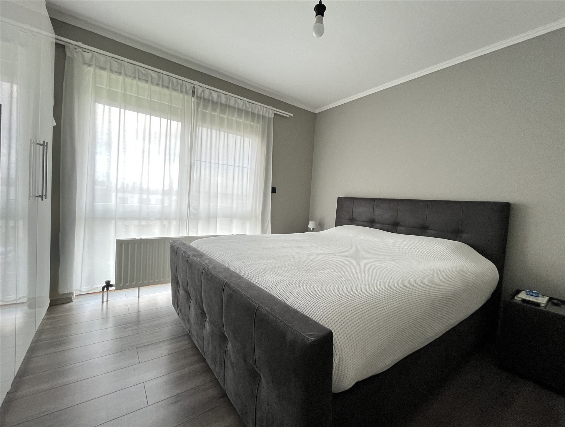 Instapklaar 2 slaapkamer appartement + autostaanplaats - foto 5