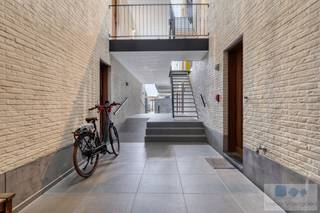 Instapklaar startersappartement met autostaanplaats op uitstekende locatie te Lier.<br /><br />Dit prachtige gebouw bevindt zich op een centrale locatie te Lier, met winkels, scholen, openbaar vervoer en station binnen handbereik. Tevens vlotte verbinding met omliggende gemeenten en ‘de ring van Lier’.<br /><br />We betreden het gebouw via de gezamelijke inkomhal op het gelijkvloers. Deze brengt ons, via lift of trap, tot de privatieve inkom van het appartement.<br /><br />Bij het binnenkomen van het appartement worden we verwelkomd door de inkomhal met gastentoilet en aparte berging waar zich de recent vernieuwde cv ketel bevindt. Verder krijgen we toegang tot de aangename leefruimte met gezellige zithoek en eetplaats met aanpalend volledig geïnstalleerde open keuken. De keuken is voorzien van alle hedendaagse comfort en toestellen.<br />Via de leefruimte is er connectie met de ruime slaapkamer alsook tot de geïnstalleerde badkamer. Aansluiting wasmachine en droogkast bevinden zich achter een inbouwkast in de keuken.<br /><br />Dit recent appartement geniet bijkomend een privatieve autostaanplaats (€20.000) in de ondergrondse parking. Verder zijn hier gezamenlijke fietsenbergingen en aparte bergingen voor afvalcontainers.<br /><br />Bijzonderheden: instapklaar, recent gebouw, lage gezamenlijke kosten, EPC A, elektriciteit conform.<br />Bijkomend is het appartement uitermate geschikt voor verhuur.<br /><br />Aarzel niet ons te contacteren voor verdere vrijblijvende informatie