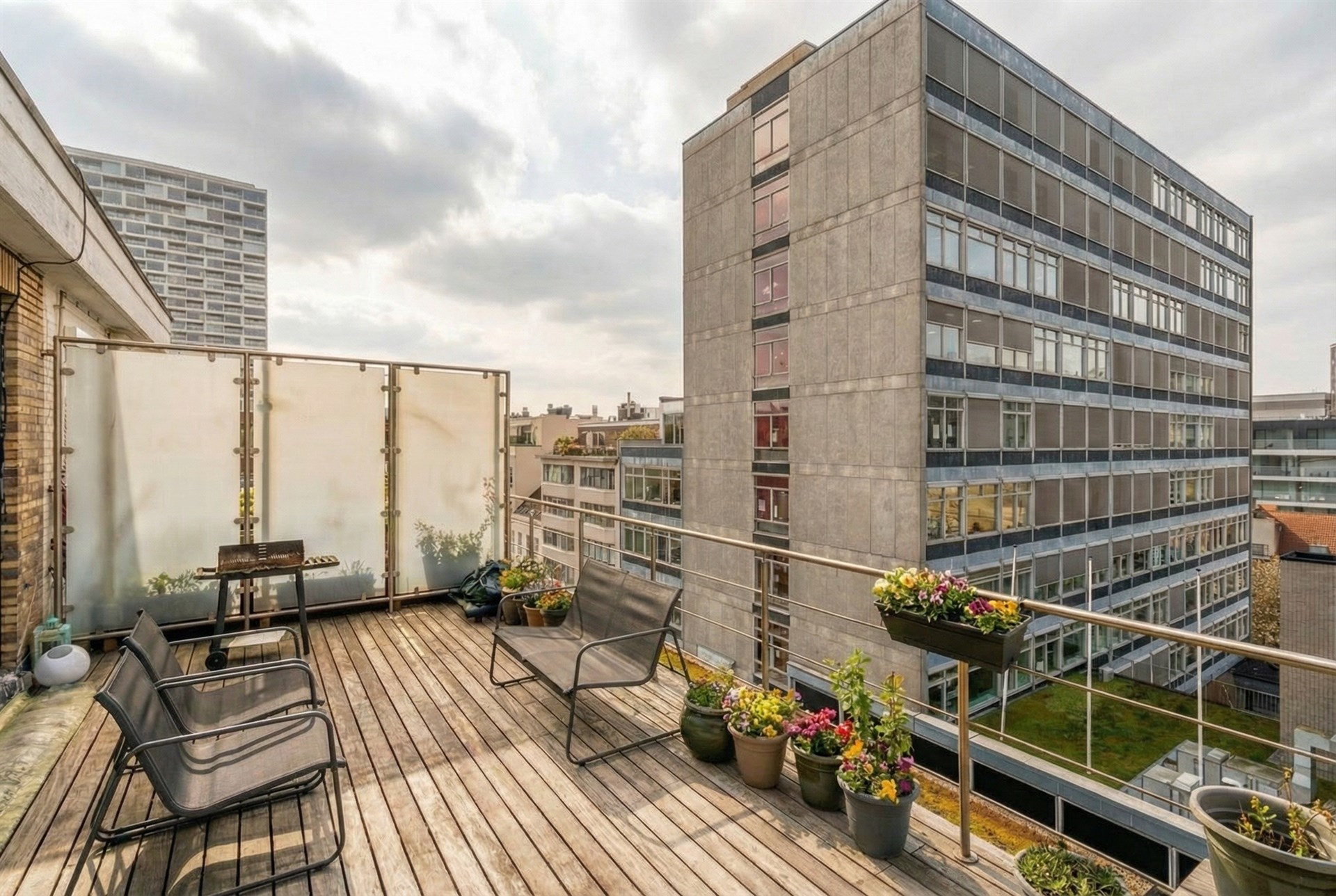 Urban Sky Living: Bright Top-Floor Apartment with Terraces. - foto 2