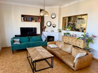 <p>Gelegen aan Boulevard Louis Schmidt, bevindt zich dit stijlvolle appartement op de 4e verdieping. Geen last van geluid gecombineerd met een prachtig uitzicht.</p><p>Het appartement bestaat uit een inkomhal met vestiaire, een ruime leefruimte/eetkamer van ±45 m² met bureauhoek, parket, een werkende open haard, en toegang tot een terras van ±3 m². Verder is er een uitgeruste keuken van ±11,3 m², een nachthal met ingebouwde kasten, 3 slaapkamers van ±14 m², ±10 m² en ±8 m², een badkamer en een apart toilet.</p><p>Werken in het appartement uitgevoerd door een binnenhuisarchitect met oog voor details & handige opslagruimtes.</p><p>Het appartement beschikt tevens over een kelder. Elektrische installatie conform en recent gerenoveerde centrale verwarming op gas. Mooi uitzicht over Brussel en gelegen op wandelafstand van tram- en metrostation Pétillon.</p><p>De garage is apart aan te kopen. Er is ruimte voor 4 auto's. 1 Binnen, 2 op de oprit & 1 vooraan. De garage zelf is bijzonder ruim (+-18m2). Garage niet verplicht aan te kopen wegens reeds bestaande interesse van huidige inwoners van het gebouw. Koper van het appartement krijgt prioriteit voor aankoop garage. Verkoopprijs: €55.000</p><p>Praktisch alle mogelijke structurele werken uitgevoerd in de laatste jaren in het gebouw:<br />- Dak vernieuwd & geïsoleerd<br />- Opritten van garages & gangpad vernieuwd<br />- Lift volledig vervangen</p><p>Grote troeven:<br />- Centrale ligging met goede verbinding<br />- Residentiële & veilige wijk<br />- EPC C - 149kwh/m2<br />- Prachtige levenskwaliteit in dit appartement</p>