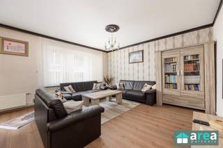 <p><span>Woning opgedeeld in 3 entiteiten en inpandige garage nabij Park Spoor Noord! </span></p><p><span> </span></p><p><span>Ligging: Deze woning heeft een centrale ligging in centrum Antwerpen naast grote invalswegen, winkels en scholen. Met het Park Spoor Noord dichtbij zit je hier op een uiterst ideale plek. </span></p><p><span> </span></p><p><span>Beschrijving: Deze woning is opgedeeld in 3 entiteiten.</span></p><p><span>GLV: Te renoveren appartement van 68m² met 2 slaapkamers (doorloop) en 1 badkamer (EPC: 570kWh/m²): Opgelet label F, renovatieplicht</span></p><p><span>V1: Te renoveren appartement van 75m² met 2 slaapkamers en 1 badkamer (EPC: 470kWh/m²): Opgelet Label E: renovatieplicht</span></p><p><span>V2-V3: Duplex appartement van 180m² met 4 slaapkamers en 2 badkamers (EPC: 398 kWh/m²)</span></p><p><span>De ruime zolder geeft een mogelijke 5e slaapkamer.</span></p><p><span>Er is ook een garage aanwezig.<br /><br /></span></p><p><span> </span></p><p><span>Troeven:</span><span><br />- Ligging<br />- 8 slaapkamers</span></p><p><span><br /><br /></span></p><p><span>oppervlaktes zijn cfr. EPC</span></p>