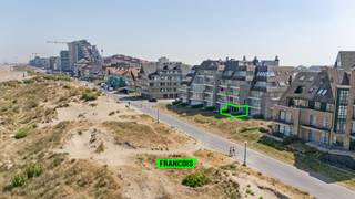 DOE EEN BOD op dit sublieme doorloop appartement. Met een mooie gevelbreedte is dit pand gelegen op de eerste lijn aan het rustige strand...