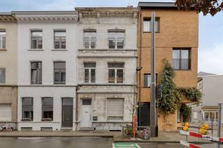 <p>Te renoveren herenwoning met 5 slaapkamers en een bewoonbare oppervlakte van 248m² op een toplocatie in hartje Zurenborg.<br /><br />Indeling: gelijkvloers: inkomhal die toegang geeft tot de ruime leefruimte. Vanuit de hal bereiken we tevens een apart gastentoilet en de ruime keuken. De keuken is uitgerust met een keramisch kookvuur, dampkap, vaatwasser, dubbele spoelbak en tal van ingemaakte kasten. Aansluitend bevindt zich een praktische bergruimte die doorloopt naar de stadstuin van 38m².<br /><br />Verdieping 1: De eerste verdieping is uitgerust met een badkamer voorzien van toilet, douche-in-bad, enkele lavabo en aansluiting voor was- en droogmachine. Deze badkamer geeft toegang tot de achtergelegen slaapkamer. Aan de voorzijde bevindt zich nog een tweede, ruime slaapkamer.<br /><br />Verdieping 2: De volgende verdieping beschikt over twee volwaardige slaapkamers en een tweede, zeer ruime badkamer uitgerust met toilet, douche-in-bad en enkele lavabo.<br /><br />Zolderverdieping: Op de zolderverdieping vinden we nog een vijfde slaapkamer en derde badkamer voorzien van toilet, ligbad en enkele lavabo. Daarnaast beschikt deze verdieping over een extra bergruimte.<br /><br />Tot slot is deze woning volledig onderkelderd en biedt hierdoor bijkomende opslagmogelijkheden.<br /><br />Deze karaktervolle herenwoning biedt tal van mogelijkheden voor wie op zoek is naar ruimte en potentieel om een unieke thuis te creëren op een uitstekende locatie.<br /><br />Extra: <br />- EPC-klasse C, GEEN renovatieverplichting!<br />- Niet gelegen in mogelijks of overstromingsgevoelig gebied, niet gelegen in afgebakend overstromingsgebied of afgebakende oeverzone, niet gelegen in risicozone overstromingen (P-score B, G-score B)<br />- Woongebieden met culturele, historische en/of esthetische waarde, stedenbouwkundige informatie in aanvraag</p><p>- Maatregelenregister in aanvraag.<br /><br />Centraal gelegen met winkels, scholen en ontspanning op wandelafstand. Voor meer info ga naar www.coenenvastgoed.be of bel 03/375.82.92</p>
