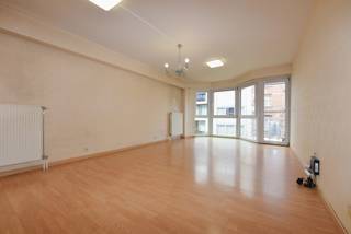 Bel appartement avec 2 chambres à coucher sur le côté ensoleillé de l'Avenue Lippens.  Immeuble bien entretenu. <br /><br />Entrée avec toilettes et buanderie, séjour lumineux avec petite terrasse et belle vue sur toute l'Avenue Lippens, cuisine ouverte, salle de bains, chambre avec salle de douche, deuxième chambre à coucher pour un lit double. Les deux chambres donnent sur une terrasse et peuvent accueillir un lit double. Cave dans le bâtiment.<br />Situation centrale, tout près du petit Delhaize et à 750mètres de la gare. <br /><br />EPC : 100 UC:33179692