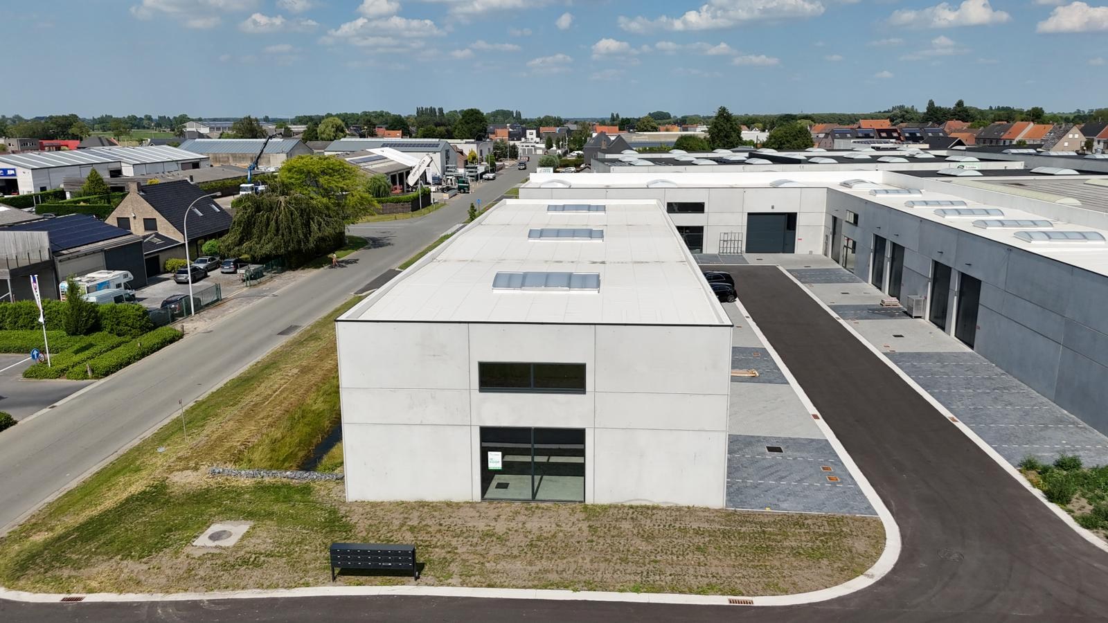 Loods te koop – 246 m² met 2 parkeerplaatsen inbegrepen op de industriezone te Ichtegem - foto 5
