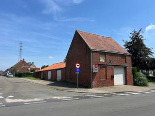 Located in the Oekensestraat near the Rijksweg in Roeselare, this warehouse of approximately 180 m² is available for rent. Some specifications:- 2 parts: front part of approximately 58 m² (gate passage 2.75 m); 2nd part of approximately 122 m².- 3 phases (20A)- 2 parking spaces along the Schaapsstraat- toilet- rainwater (1,000 litres)Good location near exit E403 Roeselare - Rumbeke and Rijksweg. Are you looking for commercial real estate consisting of a warehouse for rent in Roeselare? Do not hesitate to contact us on 051 21 22 23.