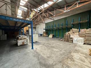 In Evergem bieden wij een opslagruimte van 304 m² met een mezzanine van 80 m² ter beschikking.Dankzij de ligging nabij de R4 en de vlotte verbinding...