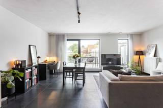 <p><strong><span>Prachtig appartement met terras in Affligem (Hekelgem)</span></strong></p>
<p>Op zoek naar een instapklaar eenslaapkamerappartement met terras op een toplocatie? Dan is dit pareltje in Affligem precies wat u zoekt.</p>
<p>Gelegen op de Brusselbaan geniet u hier van een uitstekende bereikbaarheid. Winkels en openbaar vervoer bevinden zich op wandelafstand en met de wagen staat u in een mum van tijd in Aalst, het centrum van Affligem én op de E40.</p>
<p>Liever wat groen en ontspanning? De omgeving nodigt uit tot heerlijke wandelingen.</p>
<p><span>Indeling & comfort</span></p>
<p>Dit recente appartement (bj 2016) bevindt zich op het eerste verdiep van de verzorgde residentie “Blakmeers”.</p>
<p>Via de nette inkomhal van het gebouw bereikt u het appartement (met de trap of met de lift) , waar u meteen wordt verwelkomd in een lichtrijke woon- en eetkamer met een warme, huiselijke uitstraling. De open keuken sluit hier perfect op aan en is volledig uitgerust met alle hedendaagse comfort. Naast de keuken vinden we ook nog een praktische berging. Alles werd bovendien met de grootste zorg onderhouden.<br /><br />Vanuit de woonkamer hebben we een rechtstreekse toegang tot het ruime en zonnige terras dewelke uitkijkt op groen.</p>
<p>Verder beschikt dit appartement over een slaapkamer (12m²) met ensuite badkamer met inloopdouche. Daarnaast is er nog een aparte wc-ruimte <br /><br />Extra troeven!!</p>
<p>Het appartement beschikt over een<span> privatieve kelder</span> en de mogelijkheid tot het aankopen van een <span>ondergrondse staanplaats (€25.000) </span></p>
<p>Kortom, dit appartement combineert rust, comfort en een uitstekende ligging. Ideaal voor wie op zoek is naar een eerste appartement of investeerders.</p>
<p><strong>Klaar om van dit mooie appartement uw nieuwe thuis te maken?<br /></strong>Contacteer ons vandaag nog voor een bezoek ter plaatse!</p>
<p><strong>info@impromove.be | 02 887 80 56</strong></p>