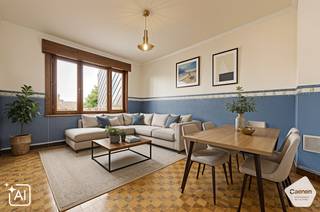 <p>Op zoek naar een <strong>betaalbaar verblijf aan zee</strong>? Dit appartement op de <strong>2de verdieping</strong> (zonder lift) in de <strong>Strandlaan te Sint-Idesbald</strong> biedt heel wat potentieel.<br /><br />Gelegen aan de <strong>zonnige achterzijde</strong> van het gebouw, met veel natuurlijke lichtinval dankzij de grote raampartijen. De indeling omvat een leefruimte met basiskeuken, een apart toilet en een<strong> ruime slaapkamer met lavabo en douchecabine,</strong> waarbij er bovendien de <strong>mogelijkheid bestaat om een aparte badkamer te creëren.</strong><br /><br />Het appartement beschikt niet over een terras en dient volledig gerenoveerd of opgefrist te worden, ideaal om het volledig naar eigen smaak in te richten.<br /><br /><strong>Troeven:</strong></p>

<ul>
	<li>Zonnige ligging</li>
	<li>Veel natuurlijke lichtinval</li>
	<li>Gratis parking voor de deur</li>
	<li>Dicht bij winkels</li>
	<li>Op wandelafstand van zee</li>
	<li>Ideaal als tweede verblijf of investering</li>
</ul>

<p><strong>Een eigen plekje aan zee voor een aantrekkelijke prijs!</strong></p>