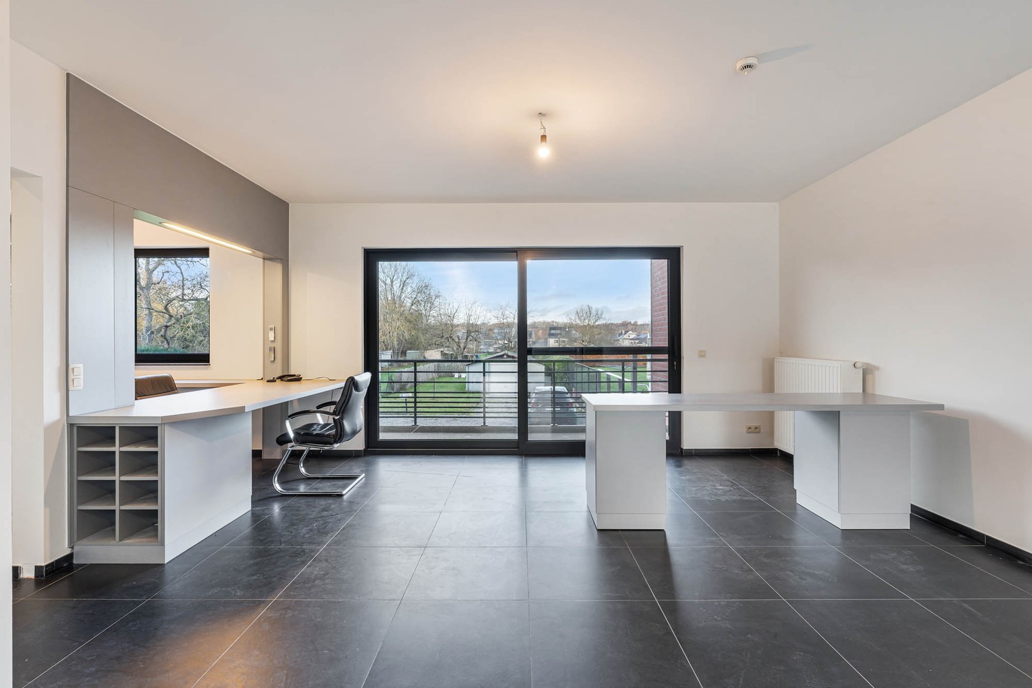 Recente, polyvalente en lichtrijke handelsruimte met 3 private autostaanplaatsen op een commercieel gunstige ligging te Kessel-Lo! - foto 5