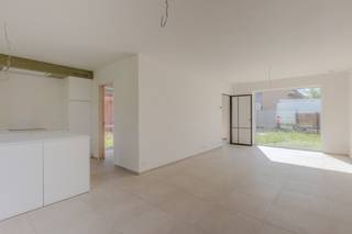 Deze halfopen woning in hedendaagse bouwstijl met zadeldak ligt aan de Joseph Hanoullestraat in Roeselare, in een doodlopende straat en in een...