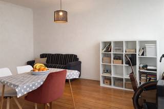 Surf naar www.abricasa.be en plan jouw verhuurafspraak in samen met onze digitale assistente Alice!Gezellig en licht appartement met aangename leefruimte op authentieke parket met open keuken.Verder is er 1 slaapkamer, een badkamer met ligbad, toilet en lavabo en een aparte bergruimte met aansluiting wasmachine.Het appartement bevindt zich vlakbij de universiteit van Antwerpen en is zeer rustig gelegen aan de achterzijde van het gebouw. - Niet gemeubeld- EPC: 153 kWh/m² - UC: 2245108- Maandelijkse kosten: 50,- euro bevatten: provisie water, minuterie, onderhoud gemeenschappelijke delen en onderhoud boiler - - Huurwaarborg: 2.235 ,- euro (3 maanden huur) - - Beschikbaar: 01/03/2026- Type contract: Bepaalde duur (1 jaar) (verlengbaar) - Adres: Pieter Van Hobokenstraat 7 - 2000 ANTWERPENWens je jouw huis, appartement, bouwgrond of opbrengsteigendom te verkopen? Op zoek naar een vastgoedmakelaar voor de verhuur of het beheer van jouw eigendom(men)? Abricasa staat voor een persoonlijke vastgoedbegeleiding van A tot Z! Leer ons kennen! Bel ons voor een vrijblijvende afspraak op 03 259 04 04 of spring binnen op ons kantoor te Kasteelstraat 58 - 2000 Antwerpen! Je bent van harte welkom!