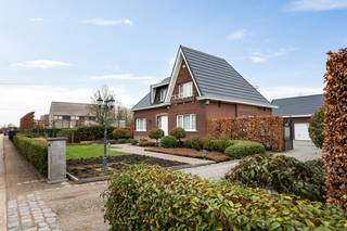 Op een toplocatie in Putte bevindt zich deze landelijke woning met 4 tot 5 slaapkamers (waarvan 1 op het gelijkvloers), een drievoudige garage en berging, gelegen op een schitterend perceel van maar liefst 2935 m². U geniet hier van een uitstekende bereikbaarheid via belangrijke invalswegen, alsook op fietsafstand van het centrum met winkels, scholen en openbaar vervoer.<br /><br />We betreden de woning via de ruime inkomhal. De leefruimte is voorzien van veel natuurlijke lichtinval dankzij de vele raampartijen en biedt een prachtig uitzicht op de tuin en de omliggende weilanden. Deze ruimte kan ingericht worden met een gezellige zithoek en aparte eetplaats. Vanuit de leefruimte is de keuken bereikbaar, volledig uitgerust met de essentiële toestellen. Aansluitend bevindt zich de hal met ingemaakte kasten, die toegang geeft tot de eerste badkamer met douchebad, dubbele wastafel en een aangrenzende slaapkamer.<br /><br />Op de eerste verdieping leidt de nachthal naar 3 ruime slaapkamers, dressing en een tweede badkamer, voorzien van douche, dubbele wastafel en toilet. Verder vindt u hier een veranda/bar met aansluitend terras. De woning beschikt bovendien over een kelder en een zeer ruime opbergzolder. Het prachtig aangelegde perceel met royale tuin nodigt uit om in alle rust te genieten van de groene omgeving en het mooie weer. Het terras voegt extra comfort toe, terwijl de volledig met haag afgesloten tuin het plaatje compleet maakt.<br />Om af te sluiten beschikt de woning ook over een royale drievoudige garage met automatische poorten en een multifunctionele berging.<br /><br />Dit is een uitstekende opportuniteit als u op zoek bent naar een woning gelegen op een uniek perceel van 2935 m². Contacteer ons voor meer informatie op 0472 82 80 66 of via info@boonstravastgoed.be<br /><br />Bijzonderheden:<br />- 4 tot 5 slaapkamers<br />- Ruim perceel van 2935 m²<br />- Tuin met drievoudige garage