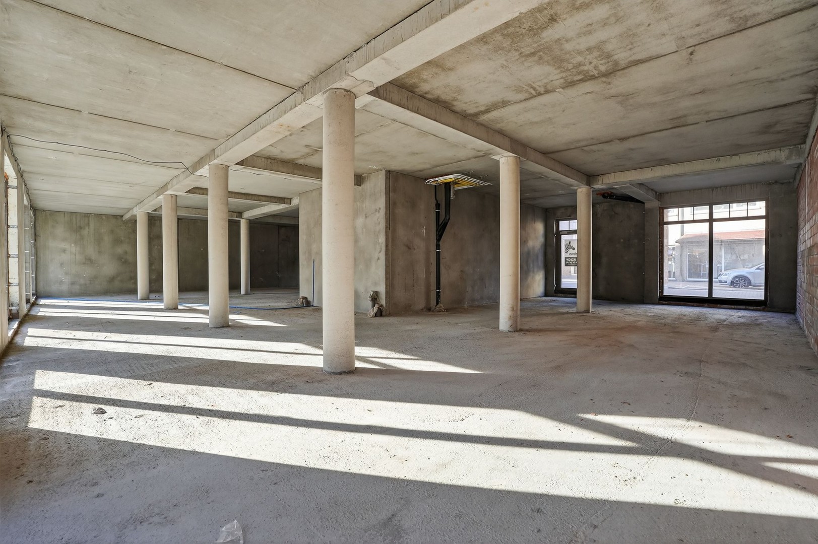 Casco handelsruimte met garage in het centrum van Oostrozebeke! - foto 4