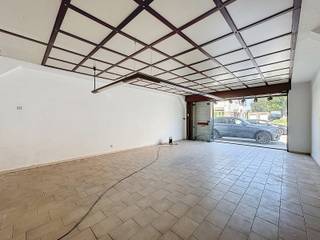 Te koop magazijn van 2 verdiepingen met een oppervlakte van 490 m2 Niveau 0: Opslagruimte toegankelijk via 1 garagedeur en een andere aparte...