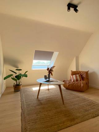 Deze volledig gerenoveerde studio bevindt zich in de Lucas de Heerestraat, een centrale en gegeerde ligging in Gent. Dankzij de vlotte bereikbaarheid en de nabijheid van het stadscentrum, openbaar vervoer, winkels en verschillende onderwijsinstellingen vormt deze studio een ideale uitvalsbasis voor studenten, starters of een interessante investering. <br /><br />De studio is gelegen op het gelijkvloers en werd volledig nieuw gerenoveerd. De studio beschikt over een moderne keuken, uitgerust met een vaatwasmachine, koelkast en inductiekookplaat. Daarnaast is er een aparte privatieve badkamer met douche en lavabo. <br /><br />Als extra troef beschikt het gebouw over een gemeenschappelijke garage voor fietsen en vuilnisbakken. <br /><br />Dankzij de volledige renovatie, het uitstekende EPC-label A en de centrale ligging is deze studio een interessante opportuniteit voor wie op zoek is naar een instapklare woonoplossing of een investering in Gent.<br /><br />Zeer geschikt voor: studenten, starters, ouders met studerende kinderen en investeerders.<br /><br />De weergegeven foto's zijn referentiefoto's. <br /><br />Voor meer informatie of een bezoek, contacteer Jarno via 0473 28 42 26 of via info@vicusvastgoed.be.