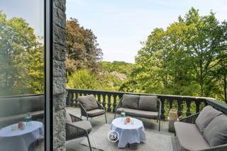 Dans un environnement vert exceptionnel de 2,4 hectares, avec une vue panoramique sur la vallée de la Meuse, se niche ce château de caractère...