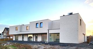 BEZOEK OP AFSPRAAK 0488.85.81.84
Laatste 3 woningen. Woning 3 is een stijlvolle gesloten bebouwing die uitblinkt in ruimte, licht en comfort. U betreedt de woning via een mooie inkomhal met apart toilet en handwasbakje. De leefruimte van maar liefst 77 m² geniet van een overvloed aan natuurlijk licht en is afgewerkt met keramische vloeren. De open keuken (handelswaarde €15.000 excl. btw) is volledig ingericht en vormt samen met de leefruimte een prachtig geheel met zicht op de tuin. De woning is uitgerust met aluminium ramen met super isolerende beglazing. Vloerverwarming en koeling via een warmtepomp wat zorgt voor een energiezuinig en comfortabel binnenklimaat. Aansluitend vindt u een ruime berging van 14 m² op het gelijkvloers, aangevuld met een extra berging boven. Op de verdieping bevinden zich drie mooie slaapkamers. Master bedroom van 25 m² met mogelijkheid tot dressing en badkamer. Twee slaapkamers van telkens 14 m². Daarnaast is er een volledig ingerichte badkamer van 10 m² (handelswaarde €5.000 excl. btw) en een apart toilet. Buiten geniet u van een aangelegd terras van 19 m² met keramische tegels en een zonnig tuintje. De woning is voorzien van ventilatiesysteem D, wat zorgt voor optimale luchtkwaliteit. Voor meer informatie of een bezoek bel 0488 85 81 84.