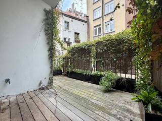<p>Ideaal gelegen in de Vijfhoek van Brussel, op wandelafstand van het Sint-Katelijneplein en het Fontainaspark, bieden wij u deze prachtige duplex met 3 slaapkamers en twee aangename terrassen aan. De duplex bestaat uit een ruime en lichtrijke woonkamer met een volledig uitgeruste open keuken die uitgeeft op een eerste terras, één slaapkamer en een badkamer. Op de bovenverdieping vindt u een tweede leefruimte, twee mooie slaapkamers, waarvan één met een mezzanine, een tweede badkamer en een tweede terras. De kosten zijn individueel. Dit appartement zal u bekoren door zijn uitstekende ligging, zijn ruime volumes, de overvloedige lichtinval en de aangename buitenruimtes. Een bezoek is absoluut de moeite waard! Onmiddellijk beschikbaar.</p>