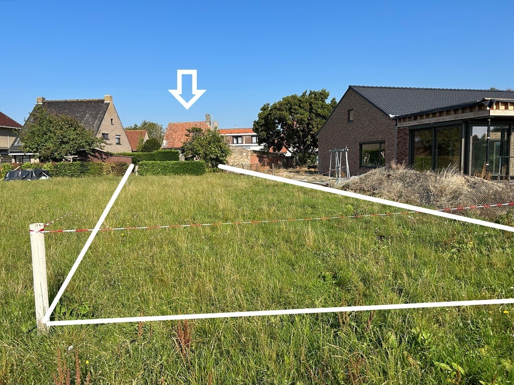 BUITENKANS! ALVERINGEM: Te renoveren/te slopen woonhuis "echt niet ver van de platse" met zongerichte tuin op 478m² grondoppervlakte. - foto 1