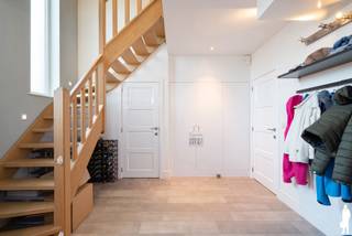 <strong><strong>Huurprijs: 1.750 EUR per maand<br />Kosten plaatsbeschrijving zijn 50/50 te delen door huurder en verhuurder<br />Huurwaarborg = 3 maanden huur<br />Beschikbaar: 01/11/2026<br /></strong></strong>
<p><strong>BEZOEK AANVRAGEN EN KANDIDAAT STELLEN VIA ONZE WEBSITE: www.deboerenpartners.be</strong><br />Indien u een bezoek wenst aan te vragen aan dit eigendom te huur, dan kan dit enkel via het aanvraagformulier op onze website. U zoekt het betreffende eigendom onder ons 'aanbod te huur', en klikt daarna bovenaan op 'bezoek inplannen'.<br />Daarna doorloopt u alle stappen en vult u de gevraagde gegevens in. Wij behandelen uw aanvraag binnen de 2 werkdagen en contacteren u daarna. Omwille van het grote aantal aanvragen, worden verzoeken via Immoweb, Immoscoop of Spotto niet behandeld.<br /><br /><span>Beschrijving van de woning:</span></p>
Deze instapklare energiezuinige HOB is gelegen op een perceel van 635 m² en combineert ruimte, comfort en een uitstekende ligging in het hart van Oud-Turnhout. Dankzij de zuidwestelijke oriëntatie geniet u de hele dag door van een aangename lichtinval, zowel binnen als buiten.<br /><br />
<div>Bij het betreden van de woning komt u binnen in een ruime inkomhal met vestiaire en gastentoilet. Van hieruit heeft u toegang tot de lichtrijke leefruimte, die dankzij de grote raampartijen een open en aangenaam gevoel creëert. Aansluitend bevindt zich de ruime open keuken, die volledig uitgerust is met kwalitatieve inbouwtoestellen, waaronder een groot gasvuur, twee ovens, een stoomoven, een combi-oven, een vaatwasser en een ingebouwde koelkast. Naast de keuken bevindt zich een praktische berging met extra opbergruimte.</div>
<br />Via de zij-ingang bereikt u een tweede vestiaire en een afzonderlijke douchekamer, wat zorgt voor extra comfort en gebruiksgemak.<br /><br />
<div>Op de eerste verdieping bevinden zich drie volwaardige slaapkamers en twee badkamers. De ruime hoofdslaapkamer beschikt over een ensuite dressing en een stijlvolle badkamer uitgerust met een ligbad, inloopdouche en dubbele lavabo. De tweede badkamer is voorzien van een inloopdouche, toilet en lavabo.</div>
<br />
<div>De tweede verdieping omvat een grote, volledig afgewerkte en multifunctionele zolderruimte. Deze kan perfect dienen als slaapkamer, hobbyruimte, speelkamer, bureau of extra opslagruimte. Hier bevindt zich tevens de technische ruimte.</div>
<br />
<div>Buiten geniet u van een volledig omheinde tuin met een gunstige zuidwestelijke oriëntatie. Dankzij de rustige ligging en de ruime perceeloppervlakte is dit de ideale plaats om te ontspannen en te genieten van het buitenleven.<br /><br />
<div>De woning bevindt zich op een centrale doch rustige locatie nabij winkels, scholen, openbaar vervoer en belangrijke invalswegen. Bovendien zijn Turnhout, Antwerpen en Eindhoven vlot bereikbaar.</div>
</div>
<br /><span>Bijzonderheden: </span><br />- Energiezuinige woning (EPC label A)<br />- Zonnepanelen<br />- Ventillatiesysteem D<br />- Alarmsysteem<br />- Regenwaterrecuperatie <br />- Zuid-West georiënteerde tuin<br /><span>- Gunstige ligging: Centrum van Oud-Turnhout met goede verbinding naar Turnhout - Antwerpen - Eindhoven</span>
