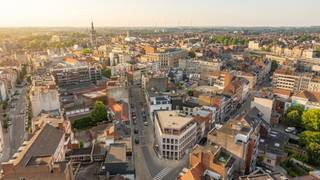 Appartement 00.03 | 106 m² | 2 slaapkamers

Dit appartement combineert een praktische indeling met een aangename woonoppervlakte van 106 m². De twee slaapkamers en ruime leefruimte zorgen voor een comfortabele woonomgeving in het hart van Kortrijk.

Vanuit Residentie Alpha bereik je vlot het station, het stadscentrum en de Leieboorden. Een ideale uitvalsbasis voor wie graag alle voorzieningen dichtbij heeft.

Interesse in dit appartement? Contacteer nieuwbouwadviseur Janne voor meer info.