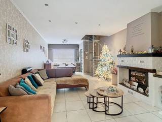 Zéér ruime gezinswoning met 6 SLPK én garage!Deze uitzonderlijk ruime woning is uiterst centraal gelegen aan de rand van de stad Aalst, op...