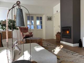 Op een centrale, groene, locatie in Schilde vind je deze volledig instapklare woning met een prachtig aangelegde tuin, hoogwaardige afwerking en een uitzonderlijk wooncomfort.<br /><br />De inkomhal verwelkomt je in de woning en biedt toegang tot het bezoekers­toilet, bureel, kelder en ruime, lichtrijke leefruimte. De living op parketvloer met ingebouwde houtkachel straalt warmte en gezelligheid uit. Deze staat in verbinding met een gezellig eetgedeelte. Grote raampartijen zorgen voor een overvloed aan licht en een mooi zicht op het achterliggende terras en mooi aangelegde tuin.<br /><br />De open keuken sluit aan op de woonkamer, de keuken is volledig uitgerust met Miele-toestellen (oven, en microgolf, vaatwasser), Bosch koelkast, 5-pits gasvuur, dubbele spoelbak en ontbijthoek. Hoogwaardige Hansgrohe design-keukenkraan.<br /><br />Aansluitend aan de keuken bevindt zich een volledig ingebouwde en ingerichte berging, met ruimte voor vrijstaande diepvries.<br /><br />De karaktervolle houten trap brengt je naar de eerste verdieping, waar een nachthal uitgeeft op:<br />Twee ruime kinderkamers met parketvloer, <br />Een nachttoilet,<br />Ingebouwde maatkasten,<br /><br />Een prachtige badkamer met ligbad, inloopdouche, wastafel, handdoekradiator.<br /><br />De master bedroom met nok tot het dak brengt je tot rust. De maatwerk inbouwkasten bieden zo een overvloed aan bergruimte.<br /><br />Via de nachthal bereik je een ruime opbergzolder.<br /><br />De woning wordt omringd door een volledig kleurrijk aangelegde tuin die een groene oase rond de woning vormt. De lounge grenst aan een ruime garage, met massief eiken poort.<br /><br />EPC C <br /><br />2008: totaalrenovatie<br />2016: Lounge en Garage<br />2019 : Maatkasten nachthhal en masterbedroom<br />2021: Berging, Volledigrenovatie badkamer, Nieuwe eiken voordeur, 14 Zonnepanelen en batterij<br />2022: Heraanleg tuin en Verven gevels<br />2025: Grondig onderhoud rieten dak<br /><br />Extra's<br />Alarm systeem<br />Laadpaal<br />Waterontharder<br />2 regenwaterputten<br />Ingebouwde vliegramen<br />Houtkachel<br /><br />Bezoeken zijn mogelijk vanaf maandag 02/03.<br /><br />