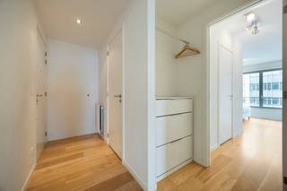 <br />Ruim 2-slaapkamerappartement met terras en parking te Evere<br /><br />Op de zesde verdieping aan de Friulilaan 1 in Evere, vlak bij de NAVO, vindt u dit instapklare en lichtrijke appartement. Dankzij de strategische ligging is dit eigendom niet alleen ideaal voor eigen bewoning, maar tevens een zeer interessante investering voor verhuur aan expats. In de directe omgeving bevinden zich diverse scholen, supermarkten en een vlotte aansluiting naar de autosnelweg.<br /><br />Indeling<br />Via de ruime inkomhal krijgt u toegang tot de eerste slaapkamer, die is uitgerust met praktische ingebouwde kasten en een ensuite badkamer met ligbad en dubbele lavabo. De tweede slaapkamer beschikt over een eigen douche en een lavabo. Daarnaast is er een apart toilet aanwezig en een handige berging met aansluiting voor een wasmachine en droogkast (tevens de standplaats voor de technieken van gas en elektriciteit). De open leefruimte is voorzien van een volledig ingerichte keuken en sluit rechtstreeks aan op het ruime, gezellige terras.<br /><br />Bij het appartement horen bovendien een ruime private kelderberging en een grote parkeerplaats.<br /><br />Aankoopprijs: € 449.000 (grote parkeerplaats inbegrepen)<br /><br />Interesse? Aarzel niet en contacteer ons snel via onze website dewaele.com!
