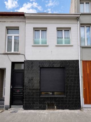 <p><span>Immeuble composé de 3 chambres d'étudiants avec cuisine et salle de bains séparée équipée d'une baignoire ou d'une douche, d'un lavabo et de toilettes.</span></p><p><span> </span></p><p><span>Au rez-de-chaussée se trouve un hall d'entrée commun avec un espace pour garer les vélos. La première chambre d'étudiant, d'une superficie de 16,51 m², est adjacente à une salle de bains indépendante de 6 m² et à une cuisine indépendante de 10 m².</span></p><p><span> </span></p><p><span>PEP rez-de-chaussée PEP 1er étage PEP 2e étage</span></p><p><span> </span></p>