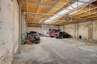 In de binnenstad van Mechelen bevindt zich deze aantrekkelijke opbrengsteigendom bestaande uit 14 staanplaatsen. De garage is vlot toegankelijk...