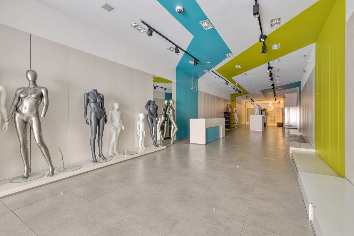 Spacious commercial property with warehouse and upstairs apartment  - photo 4