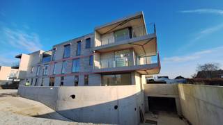 <strong>Appartement 1.03 – Luxueus en ruim wonen met groot terras in Klaverstuk 24</strong><br /><br />Stap binnen in appartement 1.03, een uitzonderlijk appartement op de eerste verdieping van het moderne Klaverstuk 24 in Zedelgem.<br />Met zijn royale leefruimte, drie slaapkamers, twee badkamers en een riant terras is dit appartement perfect voor wie stijlvol en comfortabel wil wonen.
<h4><strong>Kenmerken van appartement 1.03</strong></h4>

<ul>
	<li>* Bewoonbare oppervlakte: 103 m²</li>
	<li>* Inkomhal met vestiaire en apart gastentoilet voor extra gemak.</li>
	<li>* 3 ruime slaapkamers, ideaal voor gezinnen of wie extra ruimte zoekt.</li>
	<li>* 2 badkamers: één met meubel en inloopdouche, en één met meubel en ligbad.</li>
	<li>* Lichtrijke leefruimte dankzij grote raampartijen, met een stijlvolle open keuken.</li>
	<li>* Handige wasplaats voor extra opbergruimte.</li>
	<li>* Ruim terras van 23 m², perfect om te ontspannen en te genieten van het buitenleven.</li>
	<li>* Inclusief ondergrondse parkeerplaats en fietsenberging.</li>
</ul>

<h4><strong>Hoogwaardige afwerking en energiezuinig wonen</strong></h4>
Appartement 1.03 combineert moderne afwerking met duurzame technieken:

<ul>
	<li>* Vloerverwarming voor optimaal comfort in alle ruimtes.</li>
	<li>* Warmtepomp en zonnepanelen voor een energiezuinige en milieuvriendelijke woning.</li>
	<li>* Een uitzonderlijk laag E-peil van 30, wat recht geeft op vrijstelling van de onroerende voorheffing.</li>
</ul>

<h4><strong>Wonen in het hart van Zedelgem</strong></h4>
Gelegen in een rustige en groene omgeving biedt Klaverstuk 24 u een ideale woonomgeving met alle voorzieningen binnen handbereik.<br />Met vlotte verbindingen naar het centrum van Zedelgem, Brugge en omliggende steden combineert u hier rust en bereikbaarheid.<br />Met zijn ruime indeling en luxueuze afwerking is appartement 1.03 een unieke kans.<br /><strong>Contacteer ons vandaag nog voor meer informatie of een bezichtiging.</strong><br /><br />Hier begint uw nieuwe woonverhaal!<br /><br /><strong>051 21 11 11 of matias@imfiro.be</strong>