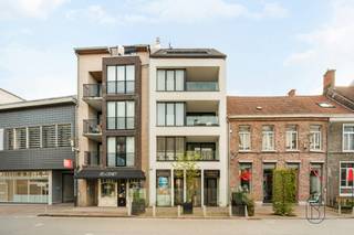 Te koop: instapklaar handelspand op toplocatie in DeinzeOntdek dit uitstekend gelegen handelspand van 84 m² in de levendige Tolpoortstraat. Dankzij...