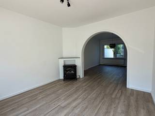 Dit ruim gelijkvloers éénslaapkamer appartement combineert ruimte, comfort en een centrale ligging in het hart van Oostende. Dankzij de aangelegde tuin + koer geniet u van een verrassende woonbeleving met veel licht en privacy.<br /><br />Gelegen in een centrale buurt van Oostende, dicht bij winkels, openbaar vervoer en alle dagelijkse voorzieningen. Alles wat u nodig hebt bevindt zich binnen handbereik, en het strand ligt op korte afstand.<br /><br />Dit appartement is perfect voor wie houdt van ruime, comfort én stadsleven, en tegelijk wil genieten van een instapklaar en opgefrist pand.<br /><br />€30/maand gemeenschappelijke kosten. Beschikbaar vanaf 15 juli 2026.<br /><br />Plan vandaag nog uw bezoek in.<br /><br />