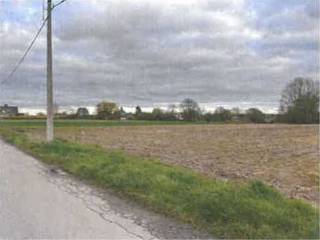 Perceel grond gelegen in gemengd open ruimte gebied.Sectie A perceelnummer 0242/00E000Breedte aan de straatkant : 25,20meterDiepte perceel :...